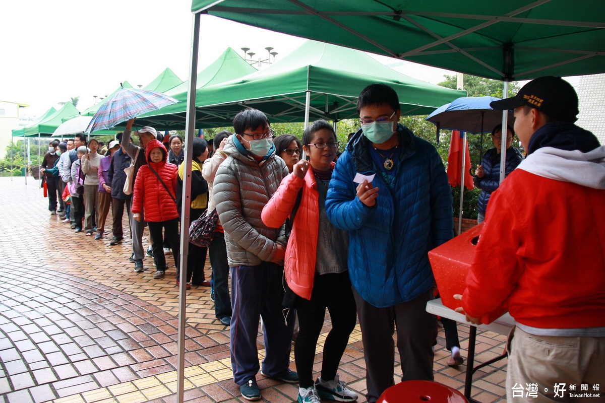 民眾一早就排隊抽籤獲名家墨寶。（記者扶小萍攝）