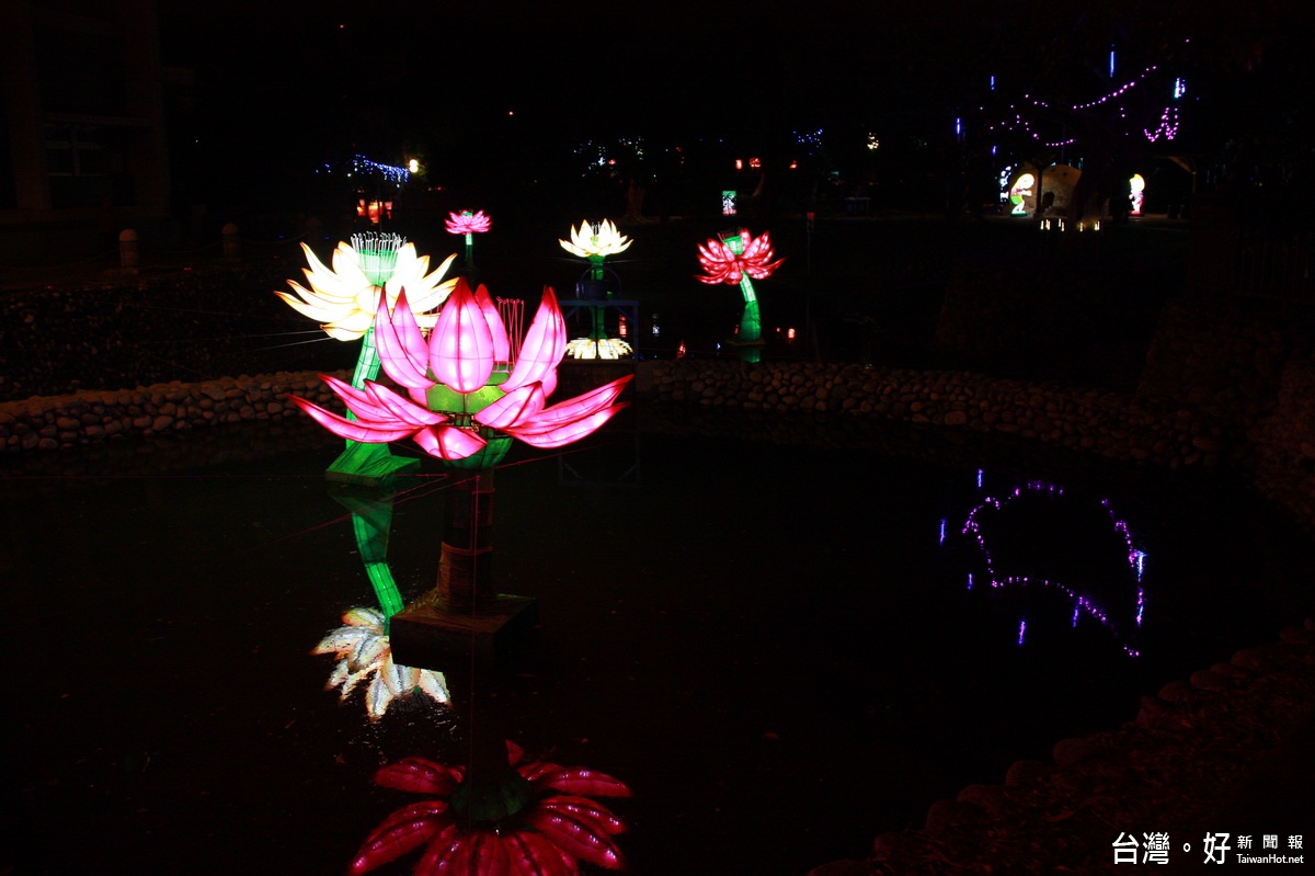 中山公園蓮花池內花燈與倒影相映。（記者扶小萍攝）
