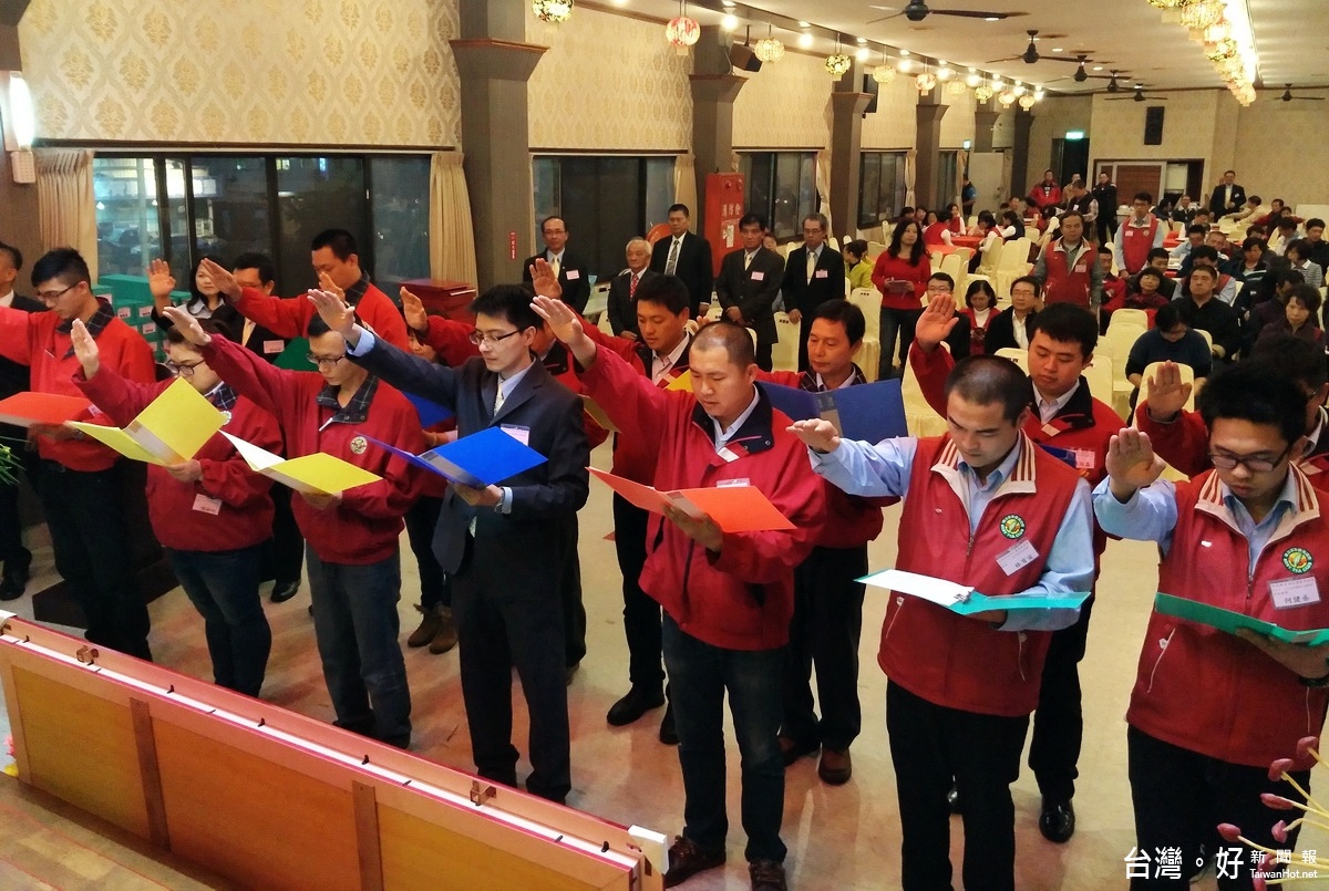 第18屆理監事團隊在理事長吳建毅(穿西裝者)帶領，於會中宣示就職。