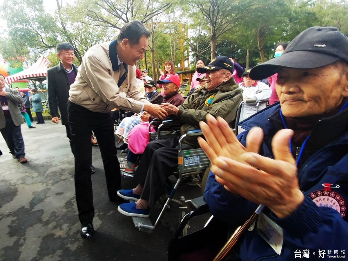 輔導會主委李翔宙蒞臨八德榮家,親切的向榮民伯伯握手致意
