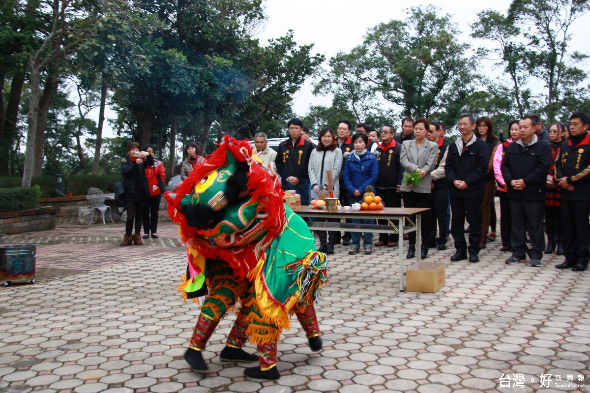 西嶺國小獅隊前往表演祝福。(記者扶小萍攝)