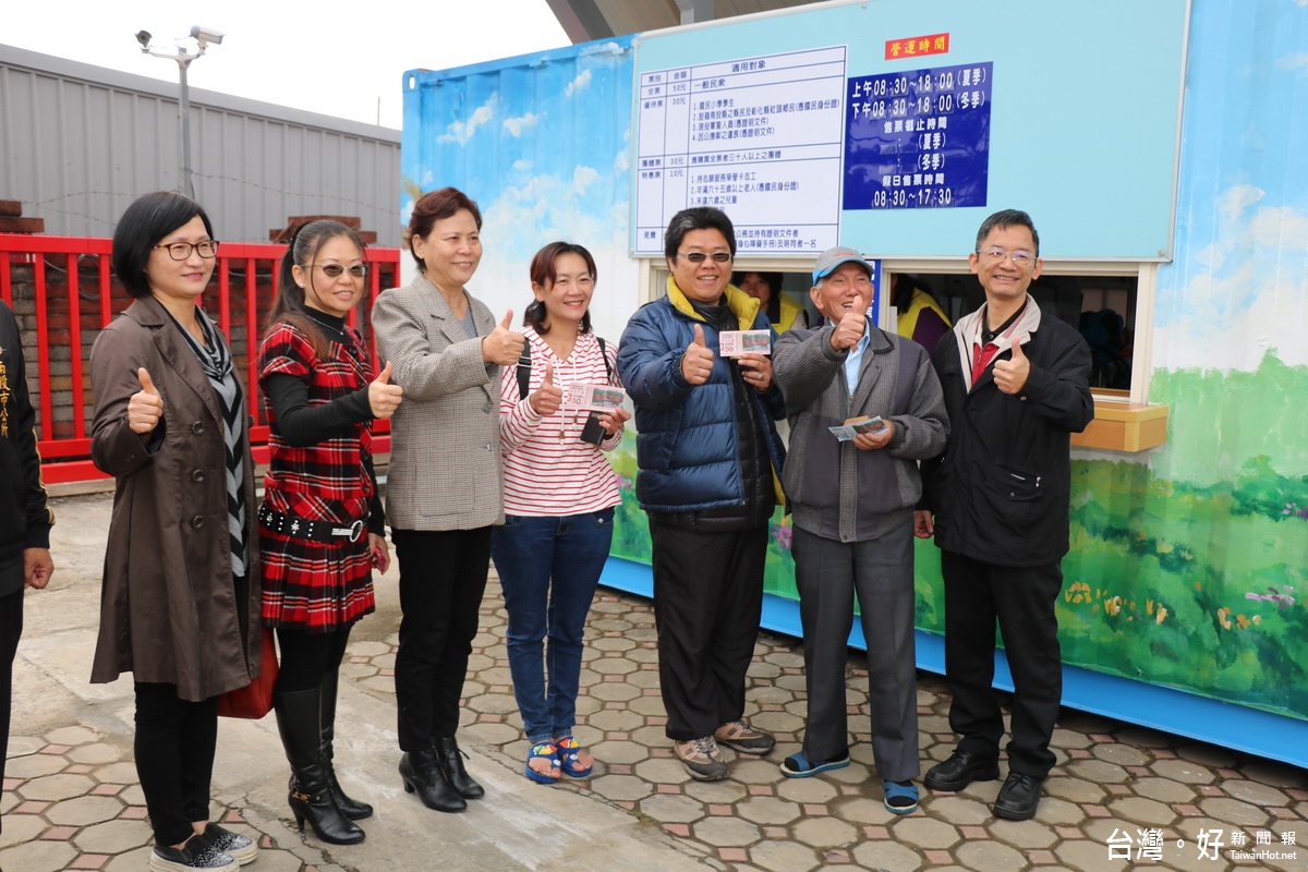 宋市長等貴賓與搶頭香的遊客合影。(記者扶小萍攝)