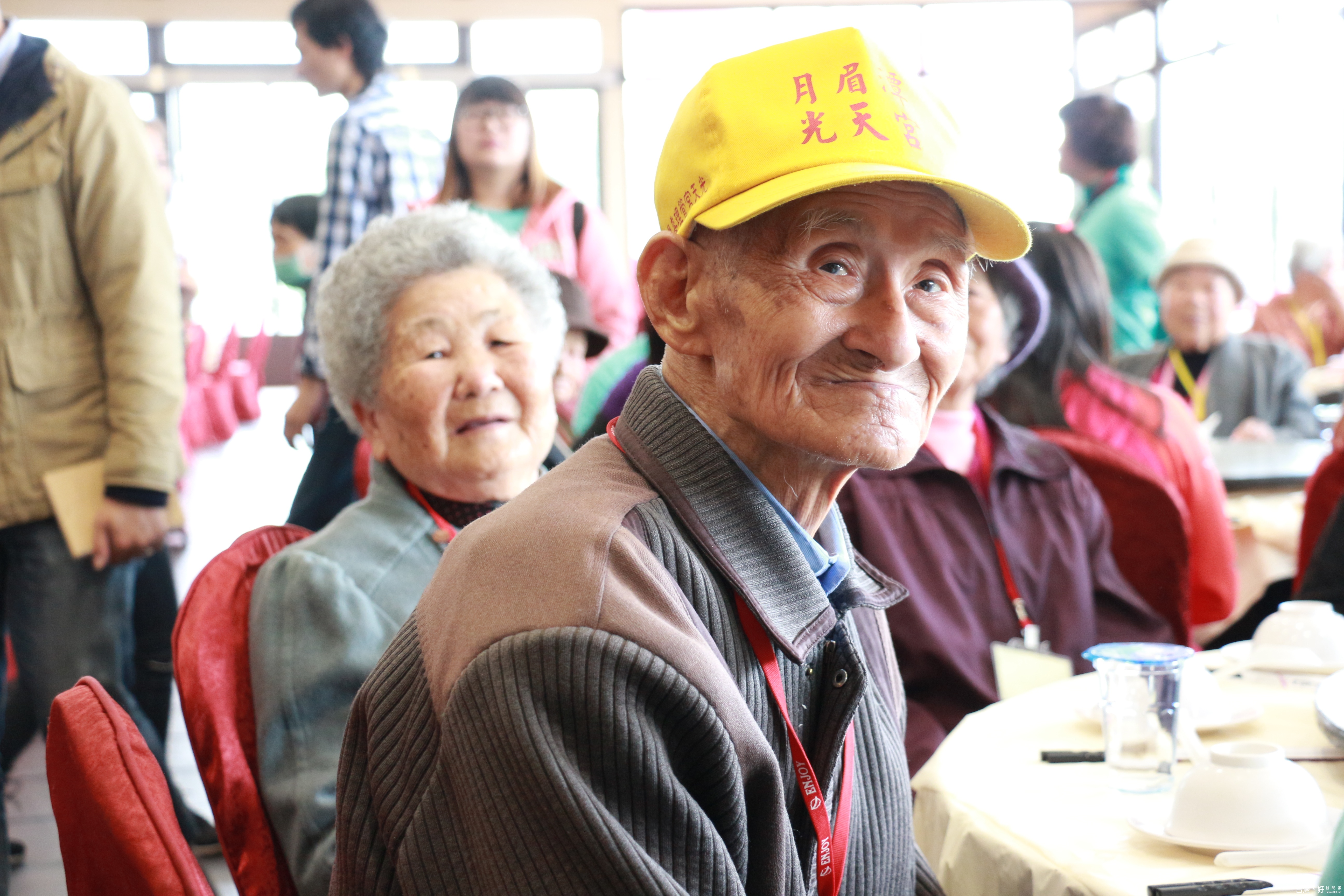 圖片說文明3:圍爐餐會中,賴彬(左)、賴黃香(右)突然見到孫子到場及女兒事先錄製的感恩影片覺得很驚喜。