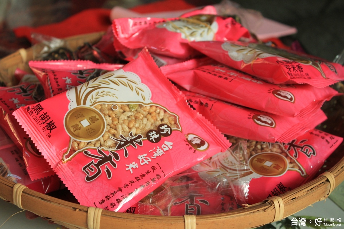 雲林米香嫂陳素雲歷經2年研發出的黃金米菓。(記者林秀芬攝)