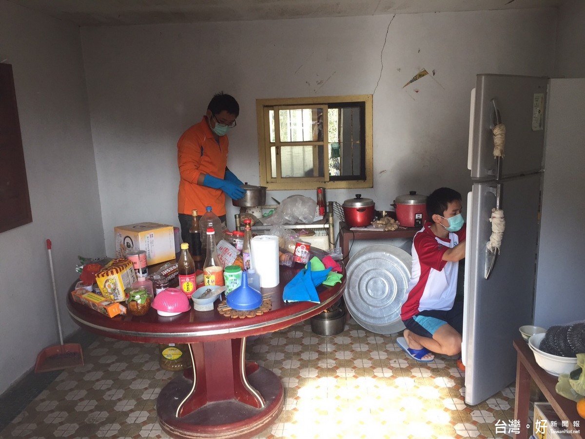 替代役男為獨居長者進行居家清潔服務，他們正在清理廚房工作。