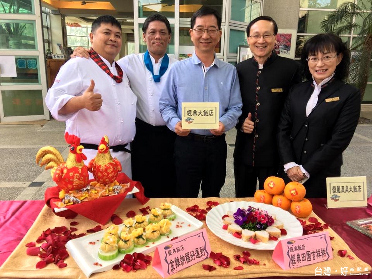 參與的潭區飯店業者於現場展示各家招牌年菜。