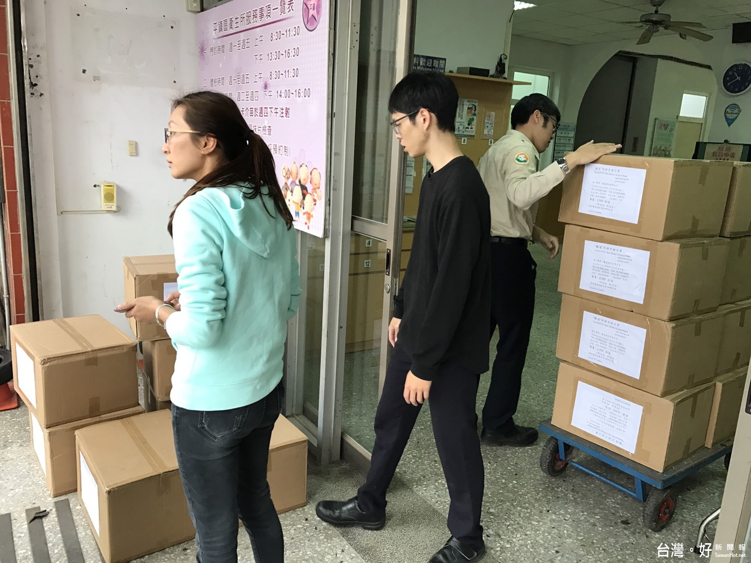 衛生局準備3萬個口罩,結合區公所及教育局提供中壢、平鎮地區民眾及附近學校師生使用,有需要的民眾,可至衛生所及區公所索取。