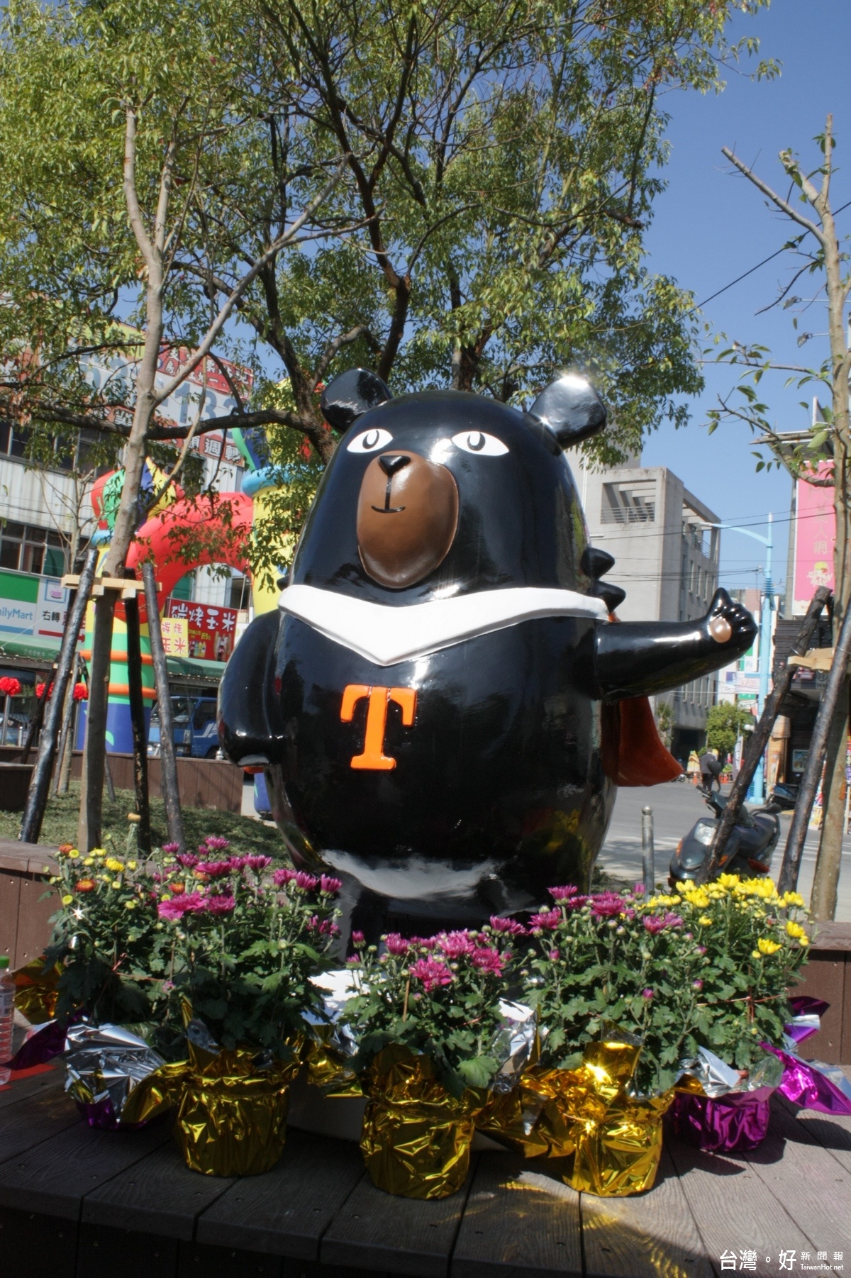 廣場增加「台灣喔熊」等吉祥物，供遊客拍照留紀念。〈記者吳素珍攝〉