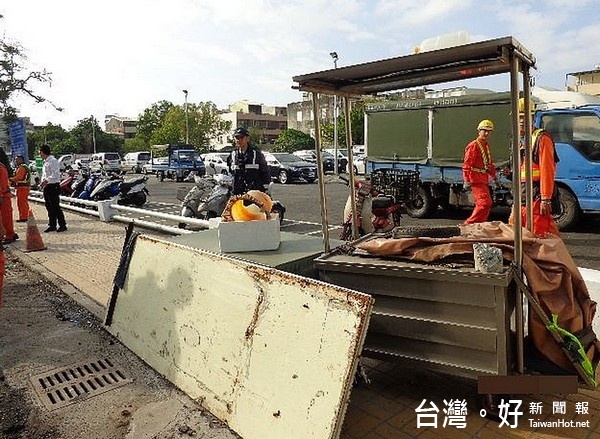 北港警分局全面配合鎮公所,不定時編排執行清除道路障礙工作,加強取締違規攤販、違停車輛。(記者陳昭宗拍攝)