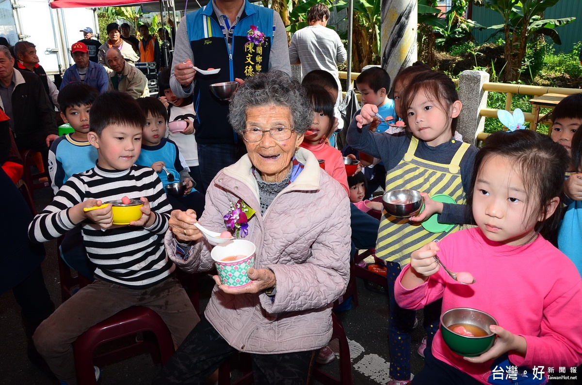 98歲阿嬤與幼童共吃湯圓歡慶投牛25線的通車。