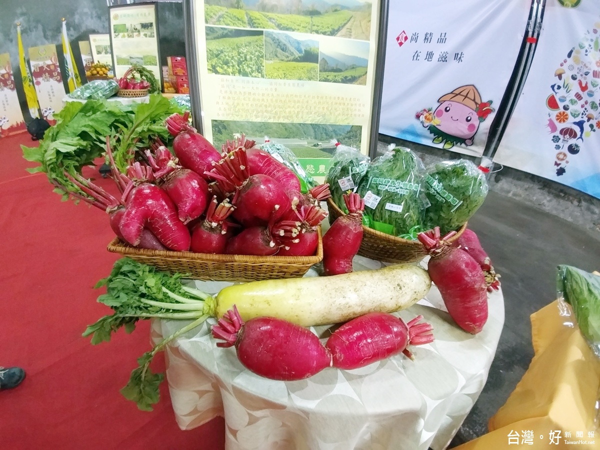 桃園區農會推出伴手禮全省優質農漁牧特產展,有機的新品種紅皮蘿蔔非常搶手