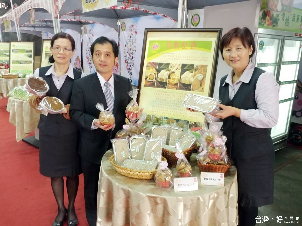 桃園區農會的「桃仔園田媽媽烘焙坊」,推出來精心研發迎合現代人懷舊心理與追求新鮮衛生,農會總幹黃烱倫、區農會稽核主任黃淑娥為產品做宣傳