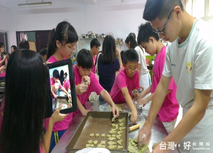 嘉大附小與南投縣魚池國中的茶文化跨校互助共享,國中大哥哥大姊姊指導附小學生製作紅茶餅乾,學習後義賣所得捐贈於魚池國中資訊設備。