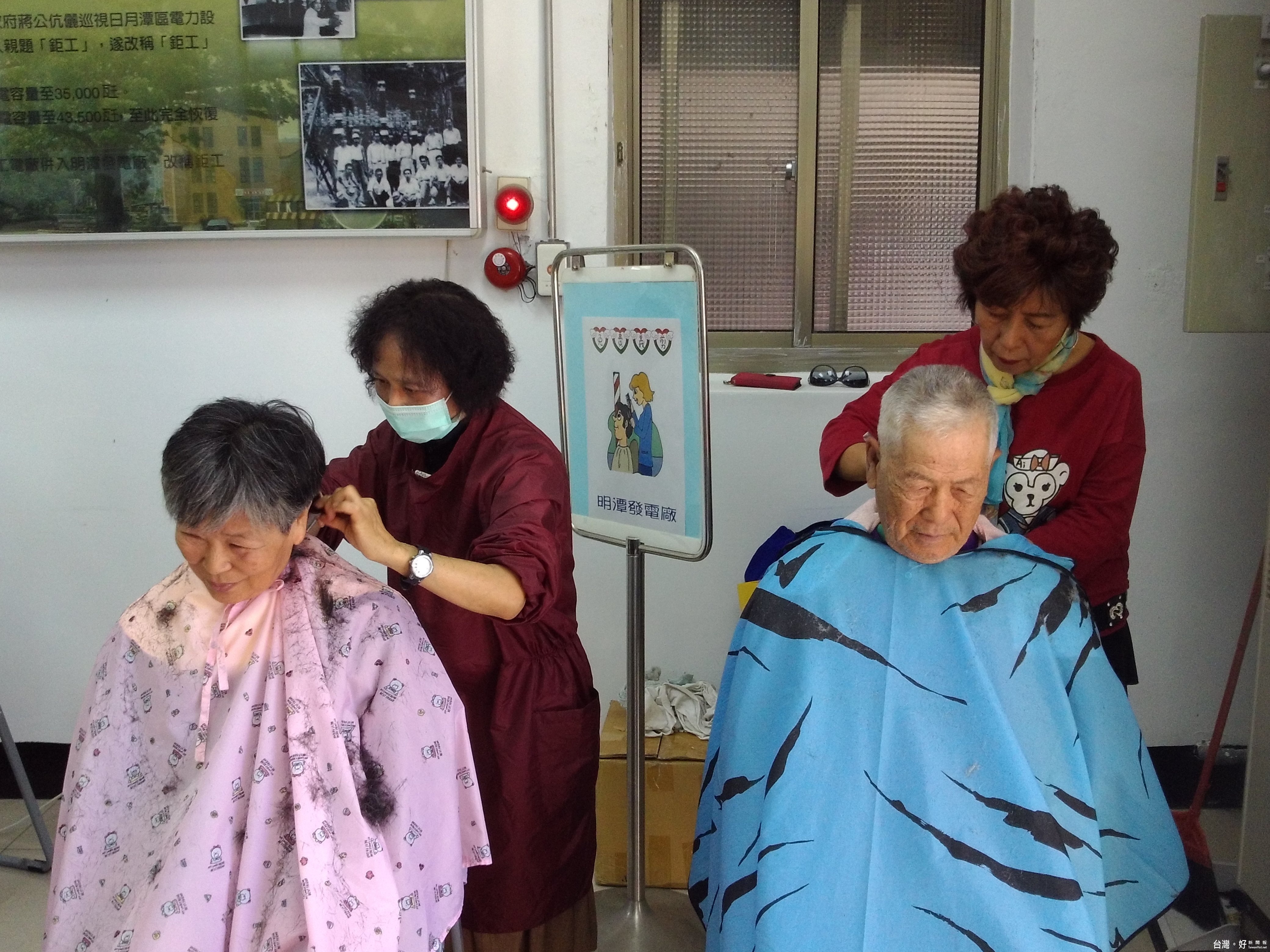 美髮師傅為長者修剪頭髮。〈記者吳素珍攝〉