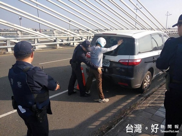 強化農會信用部及各辦事處與安全,提升員工應變能力,北港警方舉辦「安全維護自衛編組演練」。(記者陳昭宗拍攝)