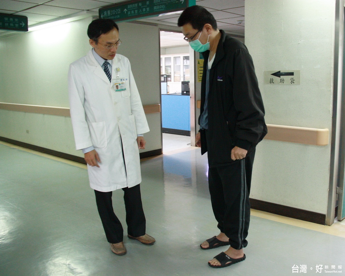 陳先生曾四肢癱瘓，手術後現已能走路。（記者扶小萍攝）