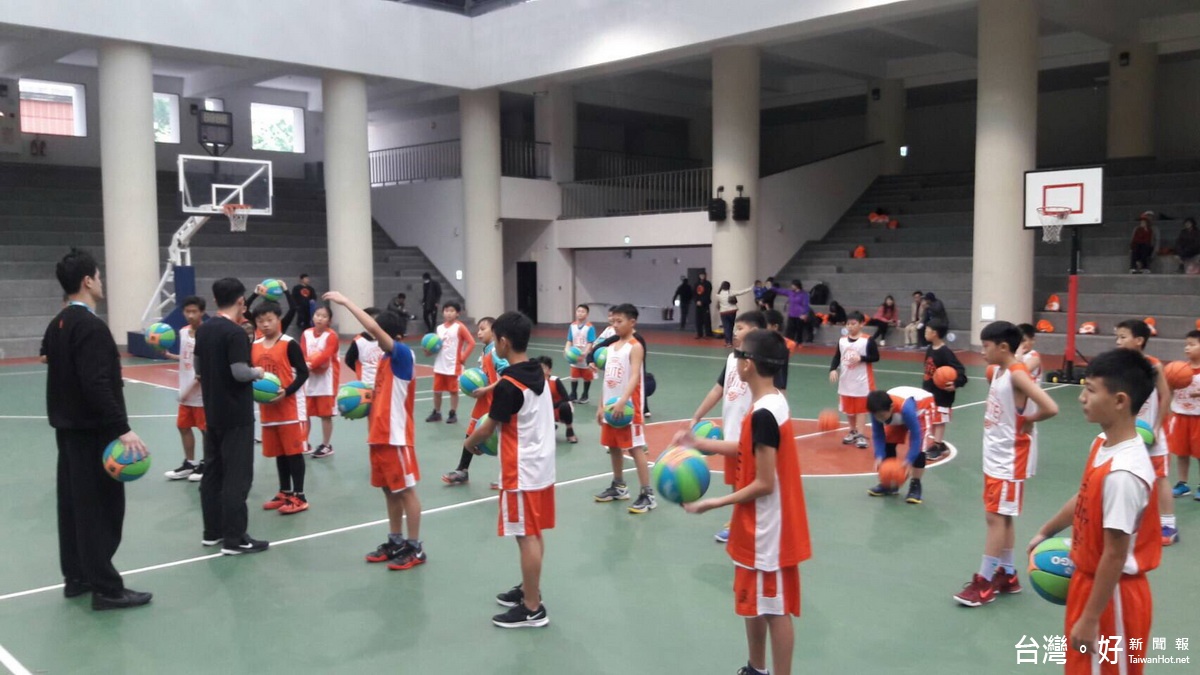 鄭志龍籃球後衛營開訓　科大生認真學球技