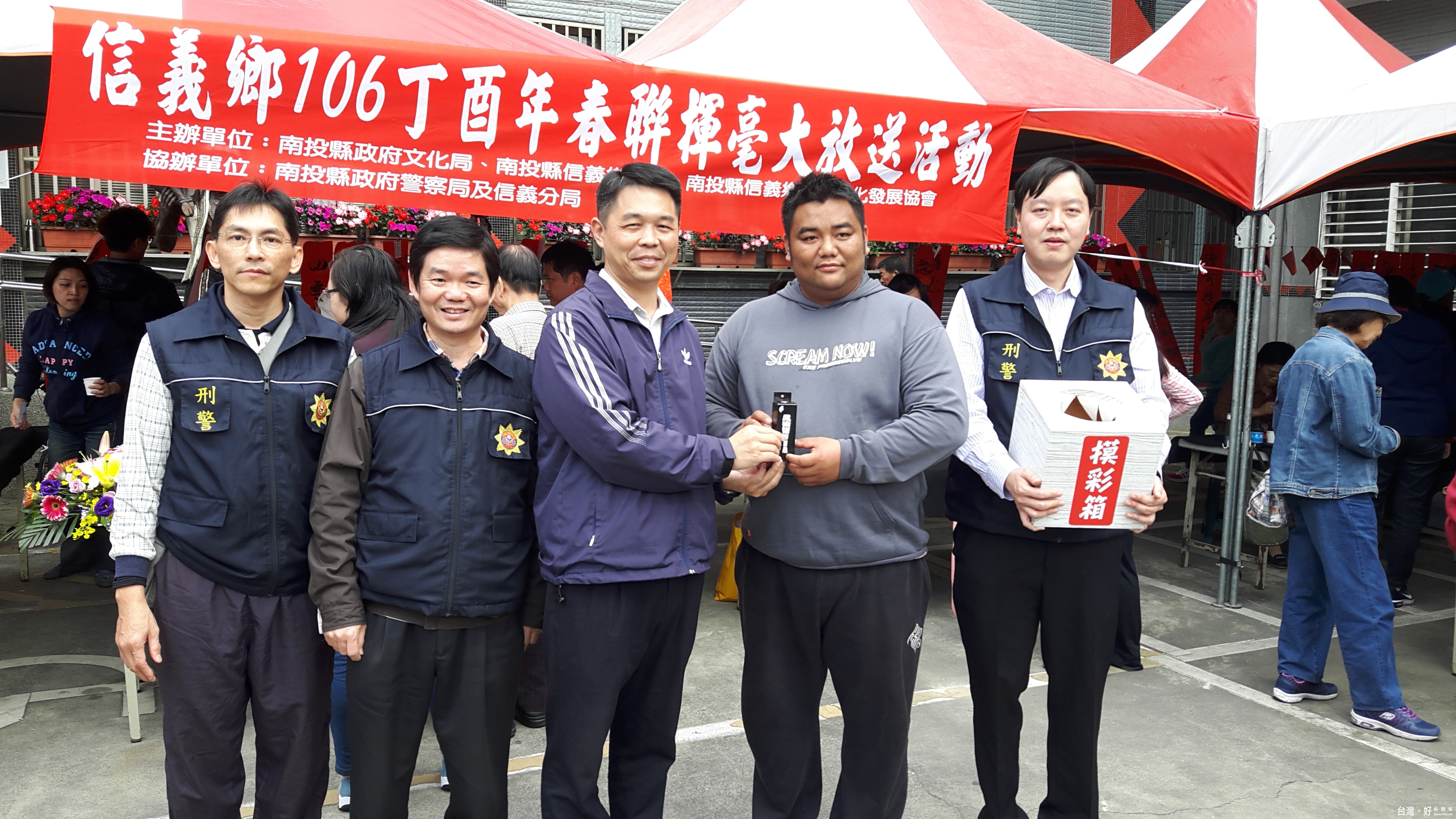 預防犯罪宣導活動豐富且多元,並辦理有獎徵答,民眾搶答反應熱絡也獲得精美獎品。