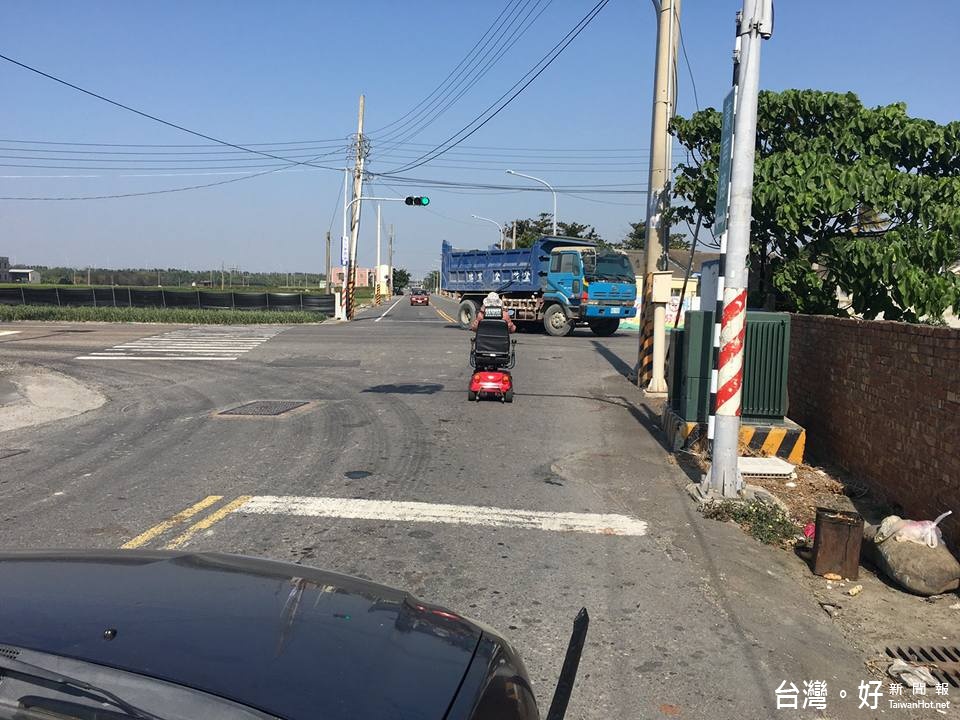 員警以巡邏車上的廣播器指揮老人家,因老人家重聽,因此音量要開大一 點而引起路人側目。(記者蘇榮泉拍攝)