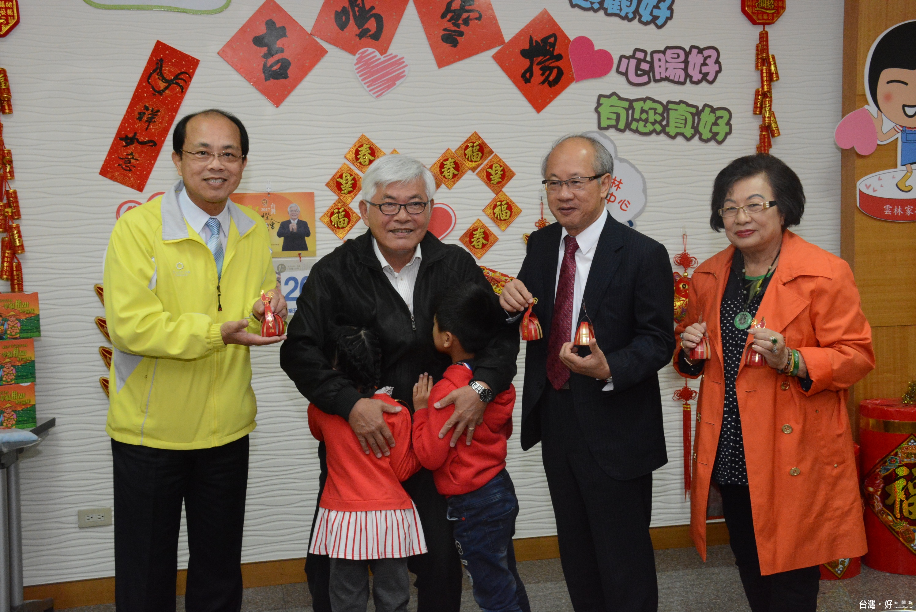 家扶主委陳燦勳與榮譽委員許恆慈感謝縣長與社會處長丁彥哲在歲末寒冬之際,為寄養家庭親子帶來濃濃溫暖與祝福。(記者蘇榮泉攝)
