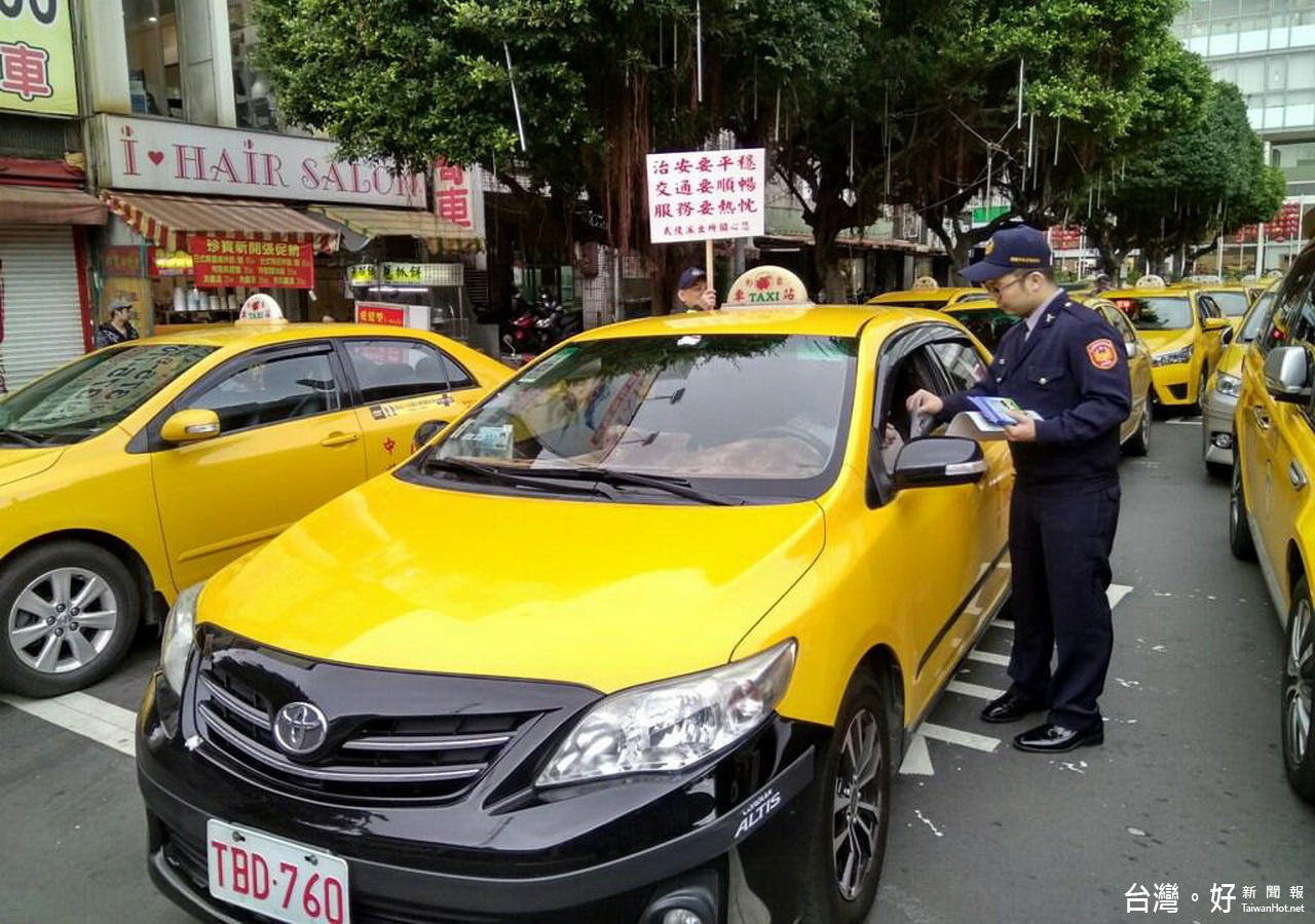 桃園分局員警們在桃園火車站前計程車排班處進行春節期間各項安全工作宣導。 