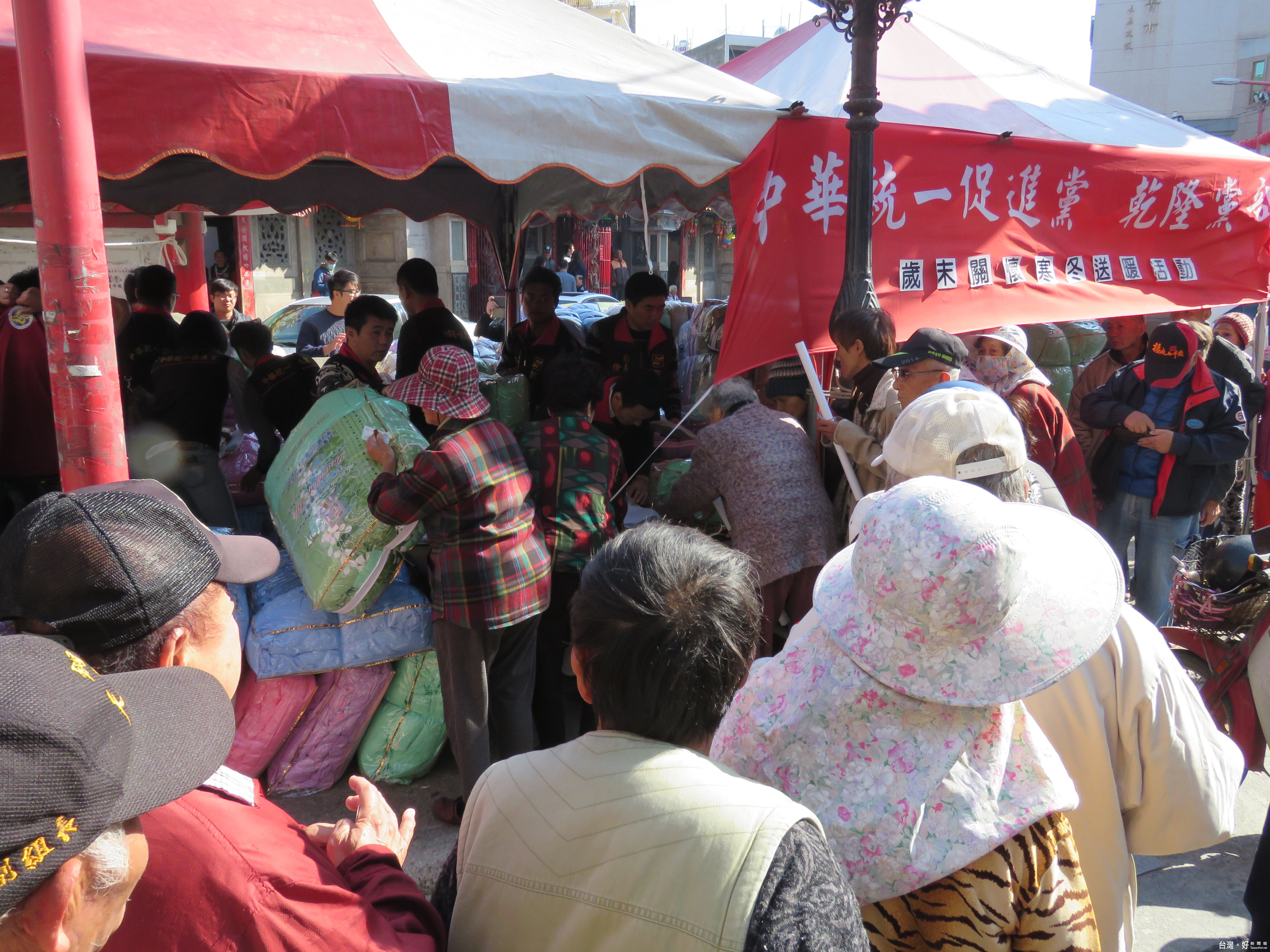 廟前寒冬發放物資活動,弱勢家庭在各里里長帶領下,井然有序等候領取。(記者蘇榮泉拍攝)