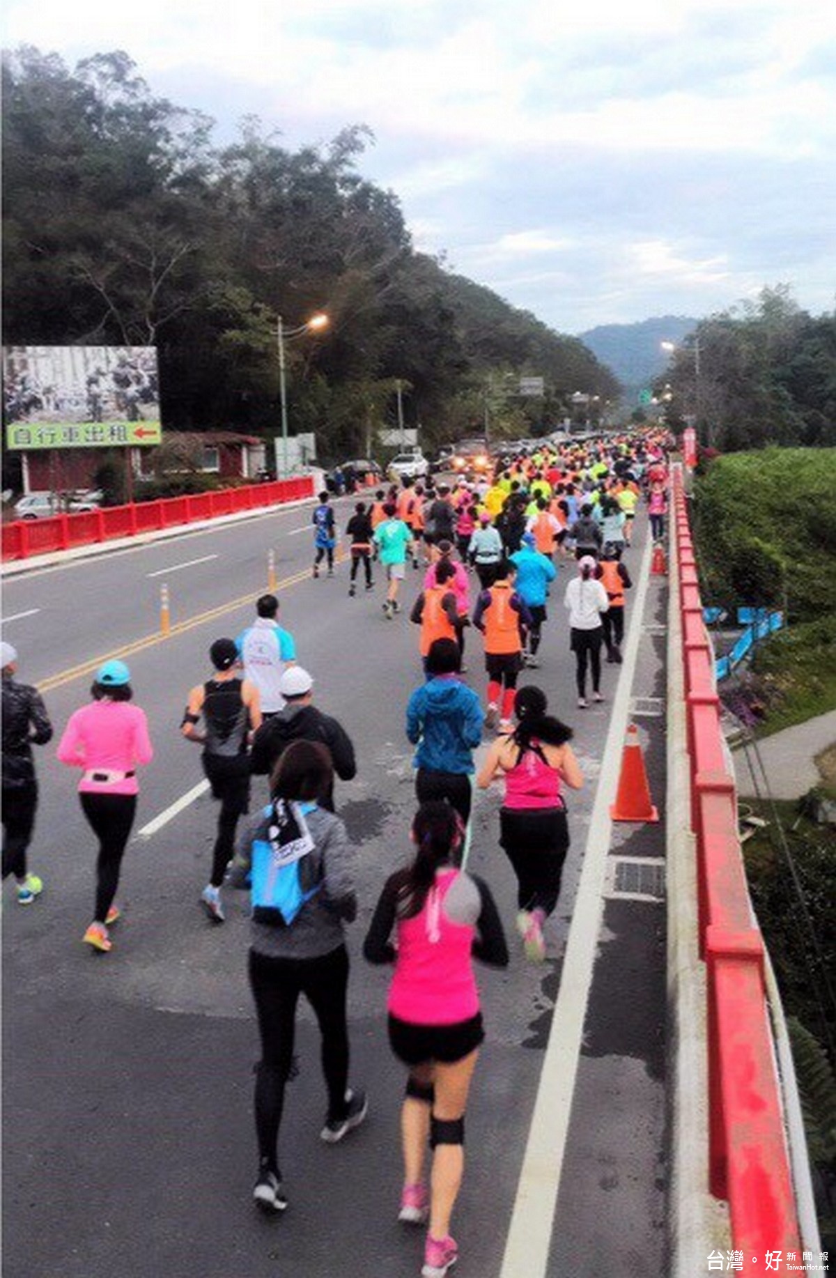 選手捫在最美的日月潭公路跑著