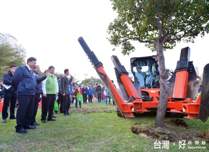 鄭市長表示，城市綠化及都市樹木管理的議題日益重要，為同仁帶來更多提升都市綠化、正確種樹的新觀念。