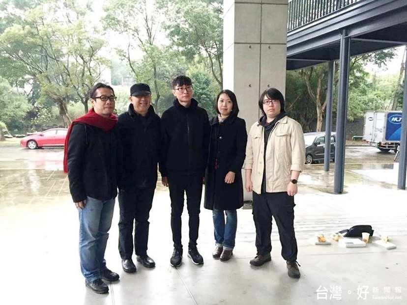 元智藝設系學生打造簡支橋,邀請「轉山」的作者,雲門第一屆流浪者計劃謝旺霖(左)及兩位元智藝設系畢業學長(左三、五)來給予指教