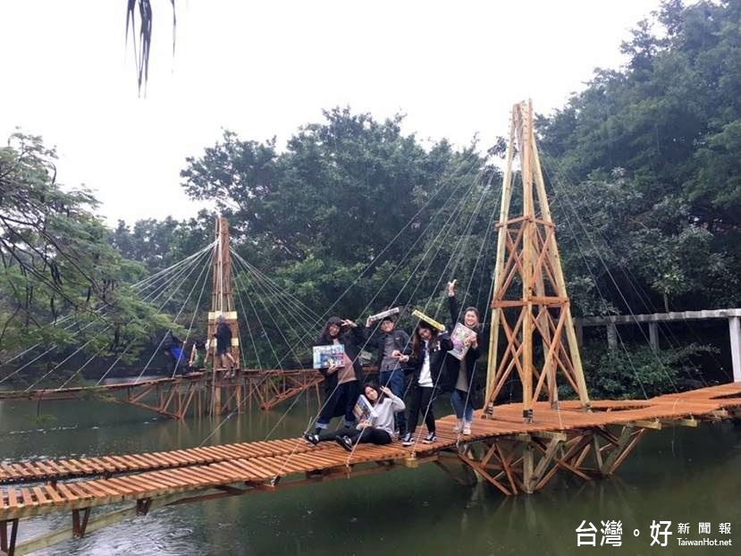 元智藝設系學生打造簡支橋，學生們在簡支橋上試載重量 