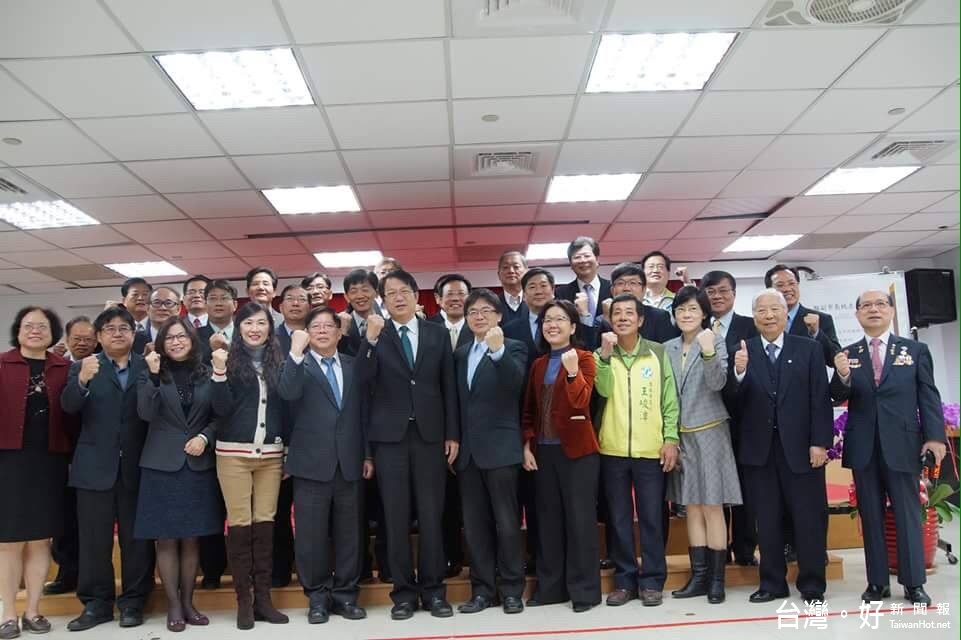 副市長顏純左宣布辭副市長表達參選決心,前國策顧問黃崑虎、前立委王幸男,甘神父,民進黨籍議員林宜謹、劉正昌、呂維胤、王錦德、王峻潭及三百多位各界,祝福鼓勵。