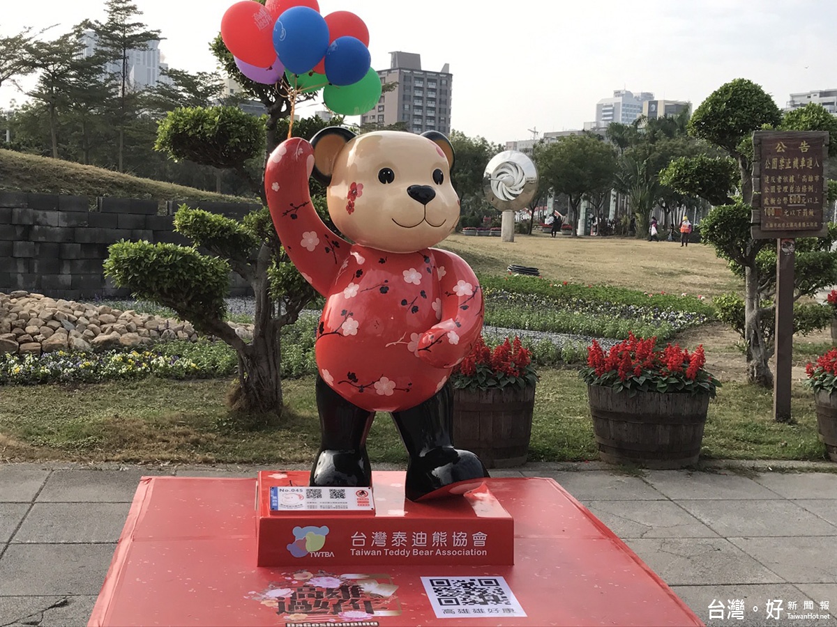 ▲「賞熊」的同時,掃描地上的「高雄雄好康」QR code,下載活動APP,上傳發票抽熊熊。(圖/記者郭文君攝)