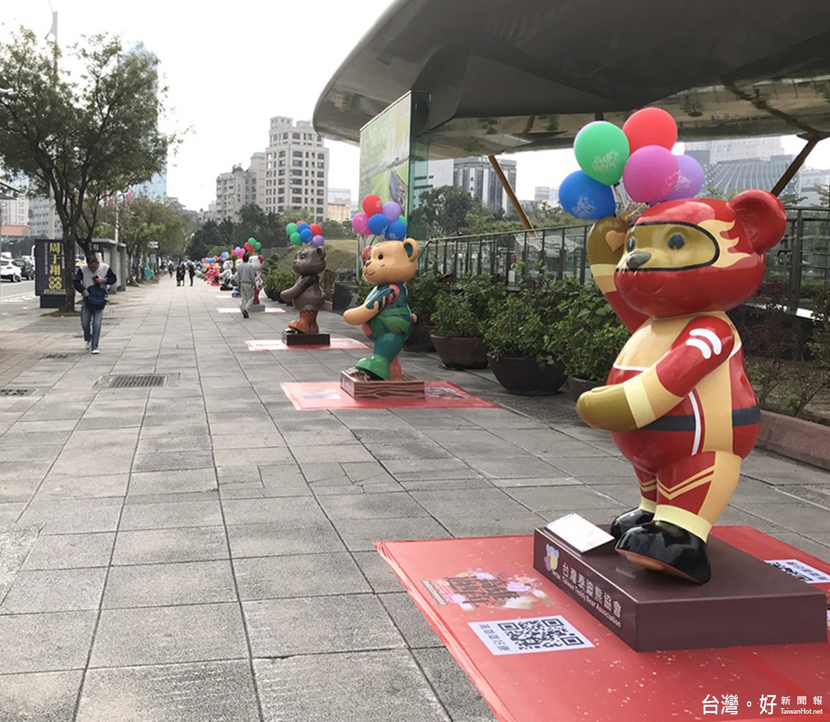 ▲「樂活熊城市嘉年華」自1月23日至2月21日止,百座的泰迪熊在高雄美麗島大道及五福中華路圓環進行展出。(圖/記者郭文君攝)