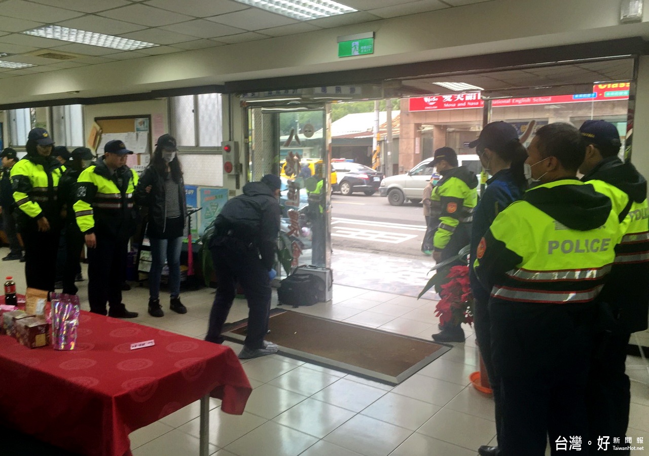 八德警分局舉辦防搶演練,3名女警扮演歹徒,過程逼真動人心魄。