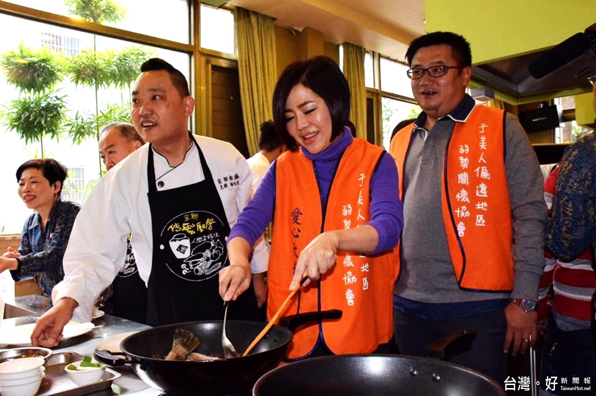 于美人在金都廚藝總監劉恒宏指導下，親手燒製一道「紅燒鮮魚」。
