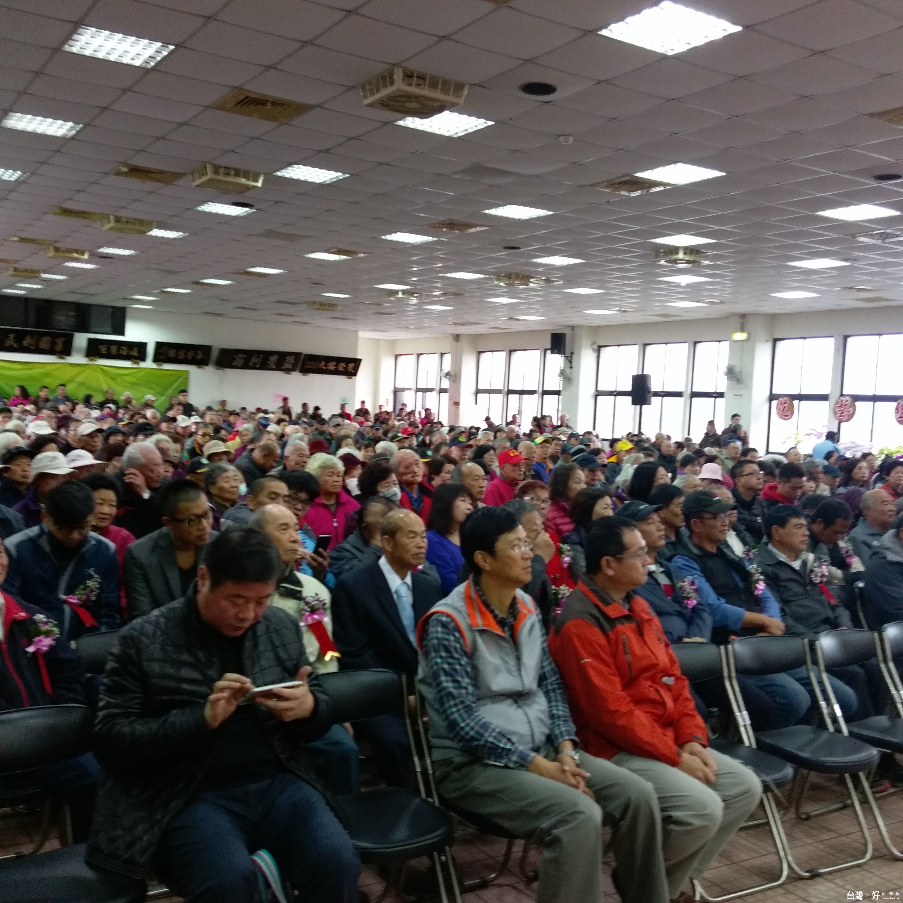 圖:大溪區農會慶祝農民節,市長鄭文燦與民代祝賀獲得的農民,整個會場坐無虛席,地檢署主任檢察官也在現場做反賄選,呼籲不要觸法。(記者陳寶印攝)