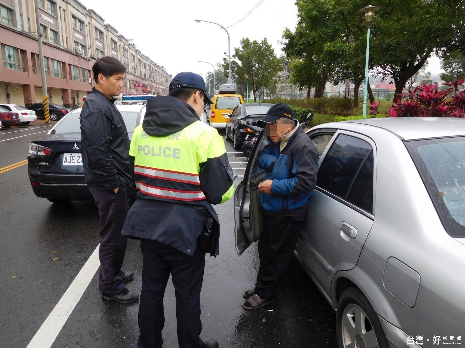 詐騙電話老翁信以為真,提領70萬元現金,警方接到銀行電話即時前往勸阻。