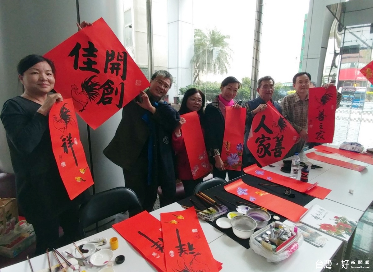 書法最能展現中國的文字之美,春聯也具有吉慶及勵志的意涵,因此每年桃園市書法學會都會舉辦春聯寫贈活動