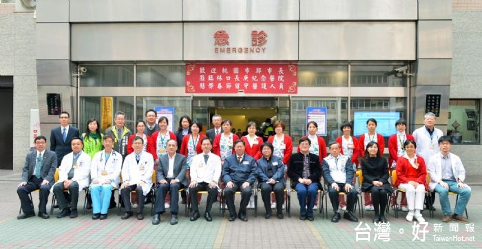 春節前夕,鄭市長特地前林口長庚醫院,對第一線的醫師及護理人員的表達最高的尊崇與敬意。