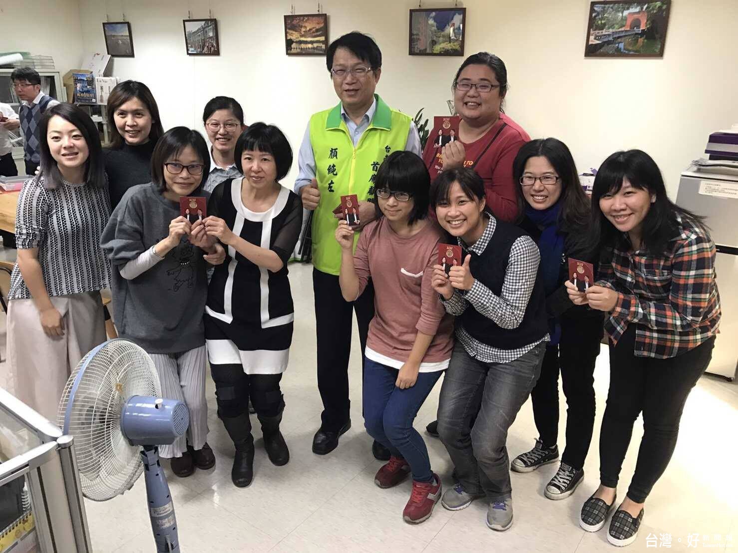 「臺南市政府首席顧問」顏純左發送,其與蔡英文合送「一元復始.雞祥如意」紅包