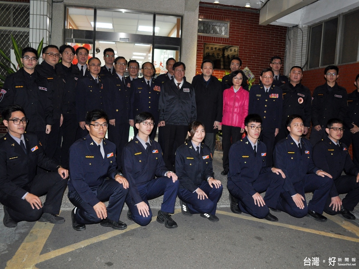鄭文燦夜訪桃警,慰問第一線員警派,感謝員警堅守崗位、辛勤付出,讓市民能平安過節