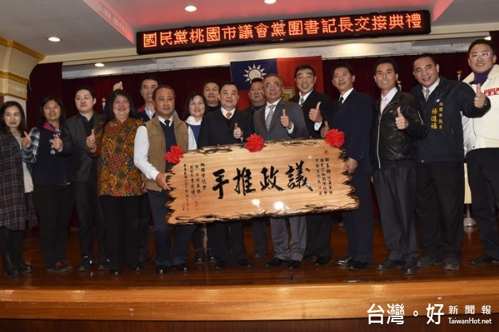 邱議長贈匾額給徐玉樹書記長並與黨團議員合影留念。