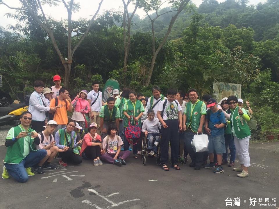 有巢氏及台慶志工陪同弱勢團體去大坑猴園進行戶外教學。