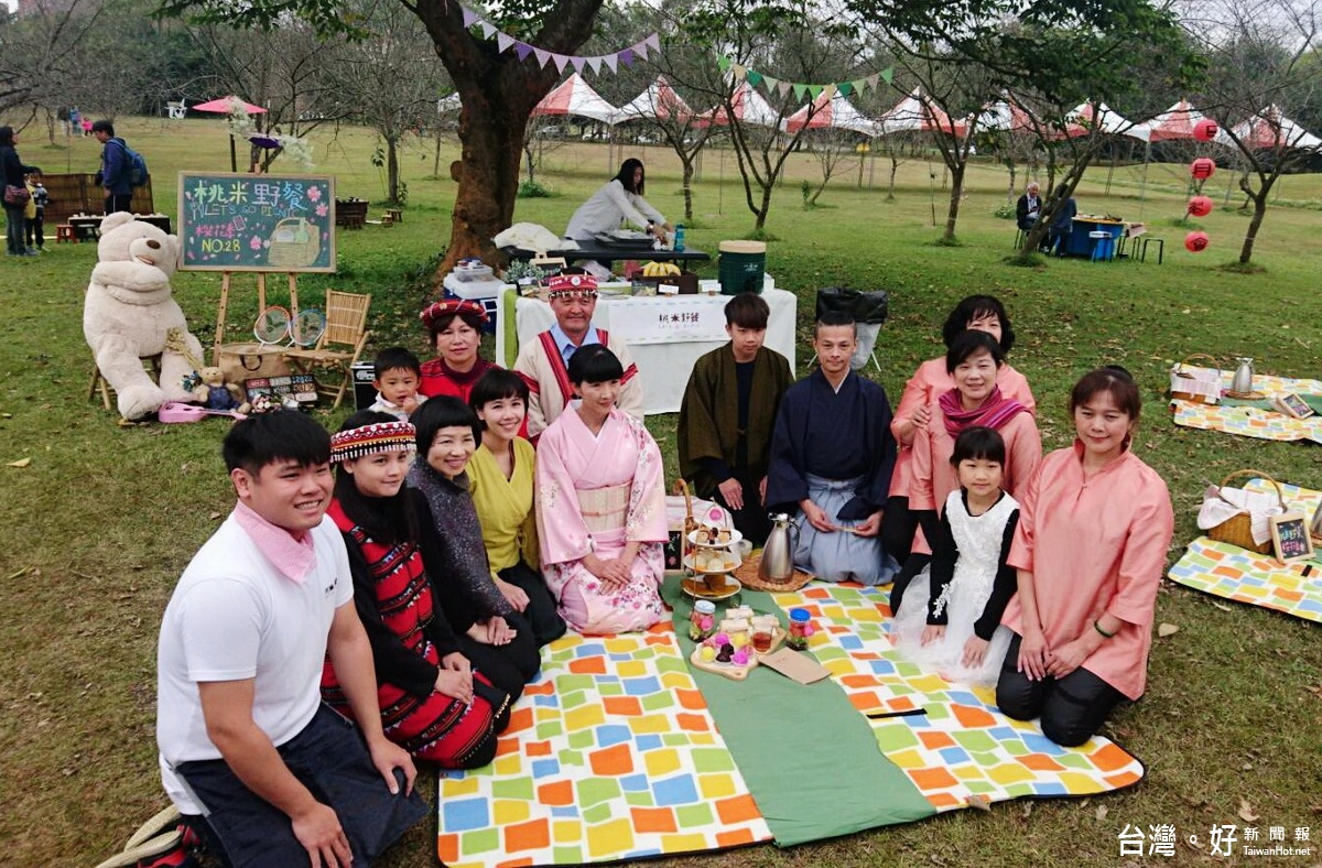 暨大賞櫻季讓遊客在櫻花樹下品嘗4種不同的茶道及桃米野餐的體驗，享受賞櫻美好的氛圍。