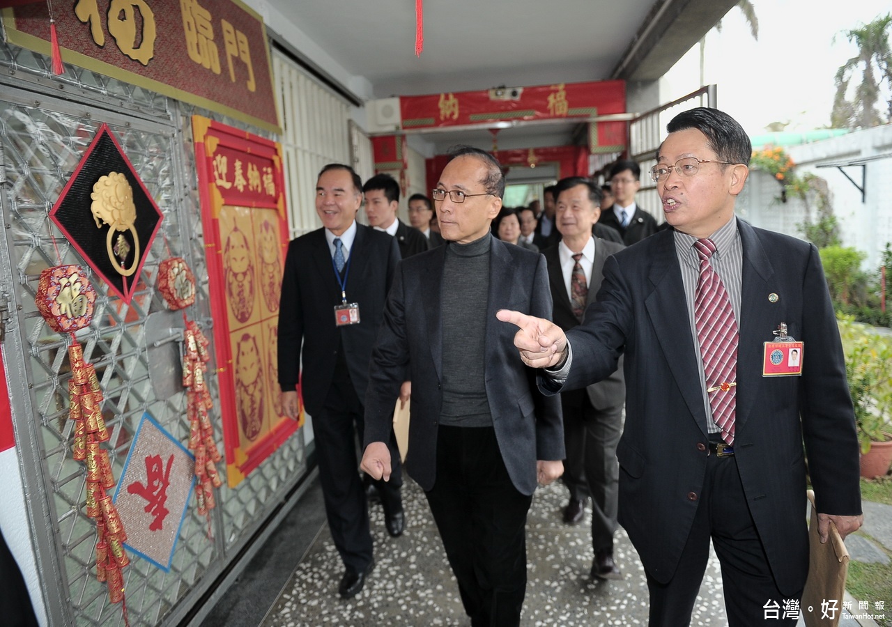 行政院長林全在法務部長邱太三的陪同中,視察「法務部矯正署台北監獄」。