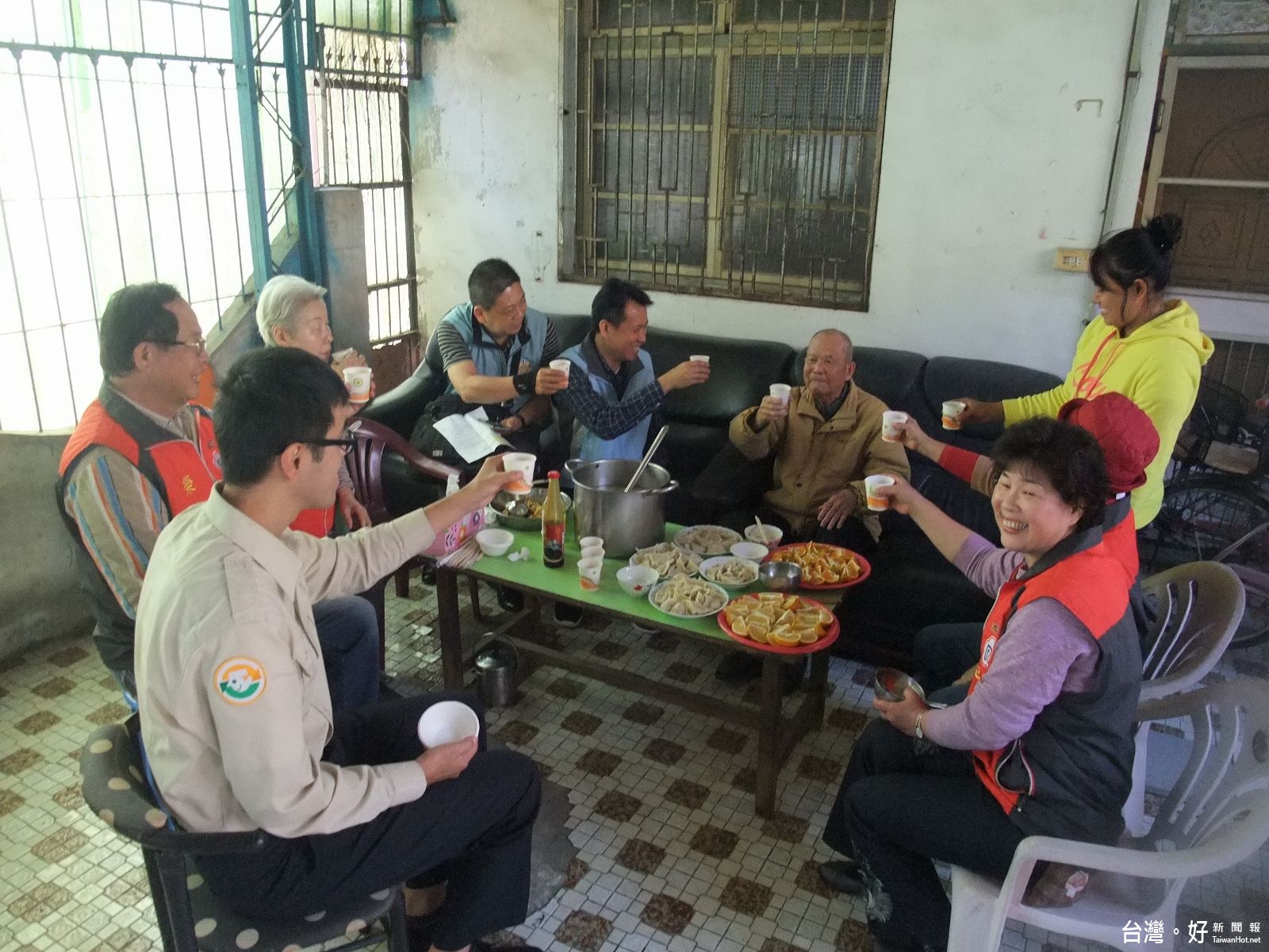 寒冬送暖贈年菜　雲縣陪伴老榮民圍爐同歡迎春