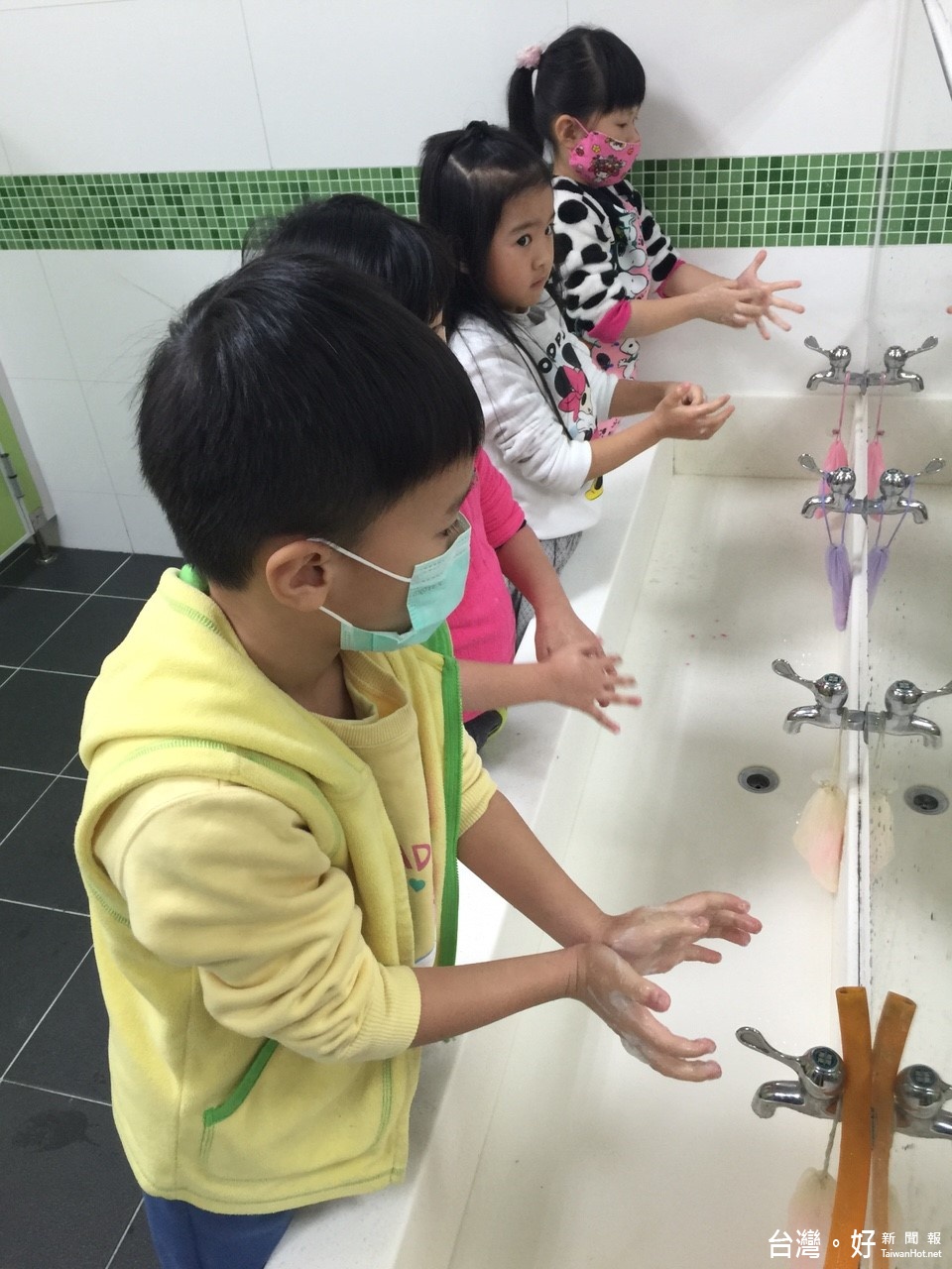 衛生局提醒民眾應注意個人衛生、落實正確洗手，避免生飲生食。