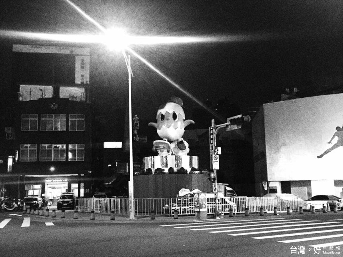 台北燈節主燈「小奇雞」正式亮相。(圖/翻攝自不二良臉書)