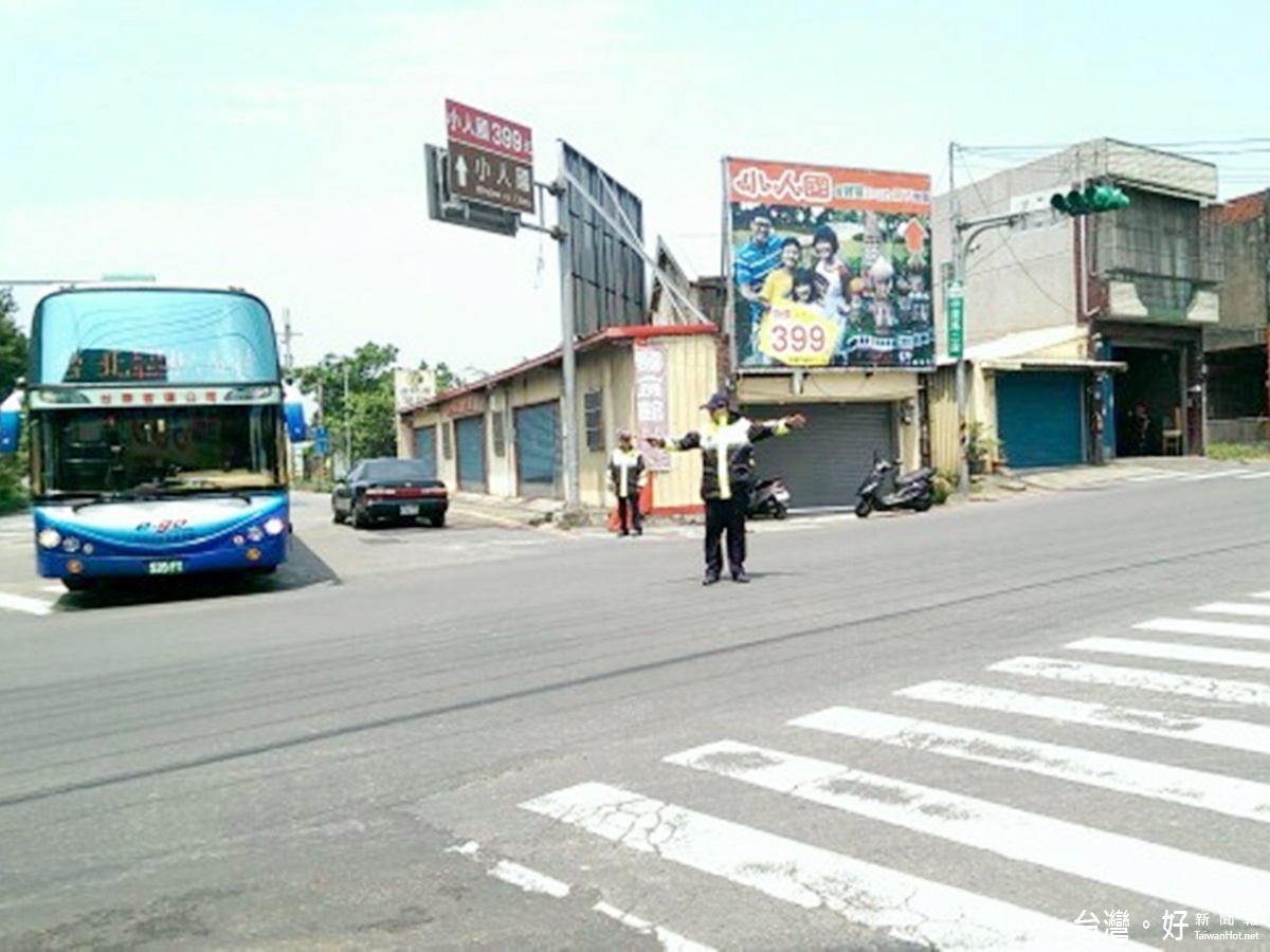 龍潭警分局交通宣導觀光區春節替代道路，小人國處易塞車也警方加強疏導的地區