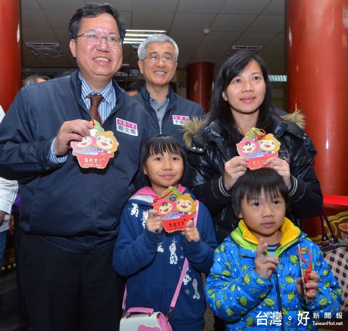 鄭市長祝福參加「新春拜廟門」活動的鄉親，都能金雞年行大運。 